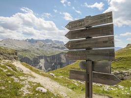 montanha sassongher acima de corvara nas dolomitas foto