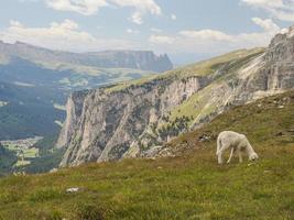 montanha sassongher acima de corvara nas dolomitas foto