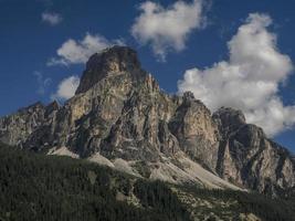 montanha sassongher acima de corvara nas dolomitas foto