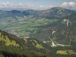 montanha sassongher acima de corvara nas dolomitas foto