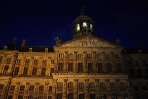 a prefeitura de amsterdã à noite foto