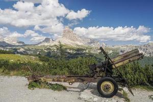 canhão ww1 no monte piana montanha de 2.324 metros de altura nas montanhas sextener dolomiten na fronteira com a itália e a áustria. foto