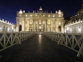 vista da basílica de são pedro roma à noite foto