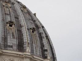 vista da basílica de são pedro roma do detalhe da cúpula do telhado foto