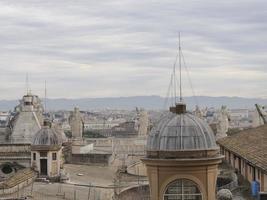 roma telhado da casa e cúpula da igreja paisagem urbana vista panorâmica do telhado foto