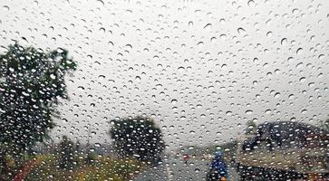 vidro gotas de chuva tráfego rodoviário clima estação chuvosa chuva forte tempestade foto