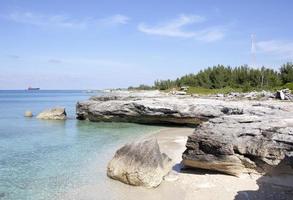 ilha grand bahama praia rochosa erodida foto