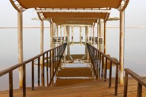 praia no mar morto no sul de israel. foto