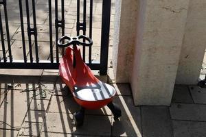 figuras no playground em um parque da cidade em israel. foto