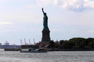 nova york eua 04 09 2022 estátua da liberdade localizada na baía superior de nova york. foto