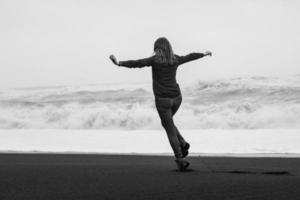 turista feliz na fotografia cênica monocromática da praia do norte negra