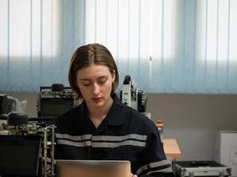 fêmea mulher senhora seu uniforme fábrica técnico trabalhos trabalho carreira ocupação construção tecnologia indústria manufatura equipamento engenheiro metal aço produtos equipe de trabalho empregado supervisor foto