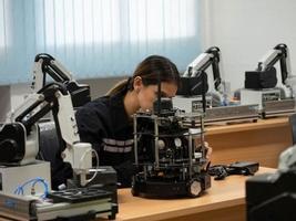 mulher fêmea senhora pessoas sente-se trabalhos ocupação trabalho carreira robô aço metal engenheiro técnico indústria de fabricação construção mecânico produção armazém equipe de trabalho empregado supervisor foto