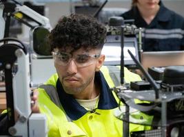 masculino homem Garoto vestem uniforme fábrica de vidro indústria trabalhos trabalho carreira profissional engenheiro gerente de trabalho supervisor ferramenta tecnologia ferramenta equipamento chip eletrônico fabricação suporte técnico manutenção foto