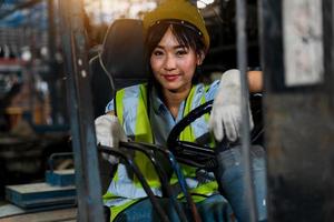 mulher asiática trabalhando duro e rosto de hiperidrose cheio de suor durante a condução do elevador na fábrica foto