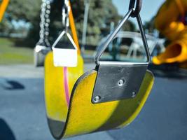 close-up de um balanço amarelo no parque infantil foto
