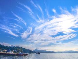 bela formação de nuvens acima de langkawi, malásia foto