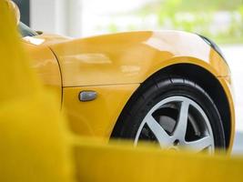 close-up de um carro esporte amarelo foto