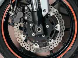 close-up de uma roda de motocicleta foto