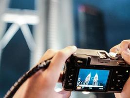 um turista fotografando as torres gêmeas à noite foto