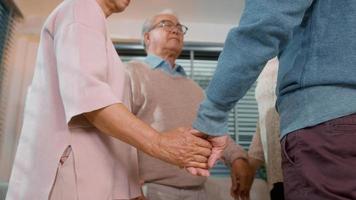 grupo de idosos asiáticos recebe conselhos de psicólogo profissional de autocuidado no centro de saúde de idosos, conceito de consulta geriátrica de terapia de grupo de idosos foto
