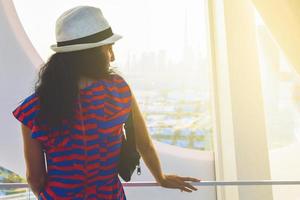 dubai, emirados árabes unidos, 2022 - turista caucasiano em famoso marco histórico aprecia o panorama do horizonte da cidade. visite destinos de viagem de férias nos emirados árabes unidos no conceito de dubai foto