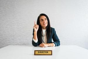 mulher de negócios diretor empregado apontar dedo olhar para cima tem ideias criativas no escritório brainstorming no trabalho foto