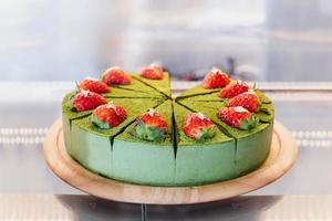 cobertura de bolo de chá verde matcha japonês com morango. foto