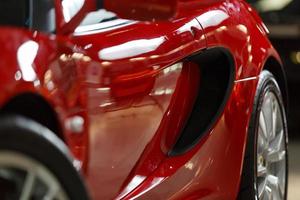 detalhe close-up de um carro esporte vermelho foto