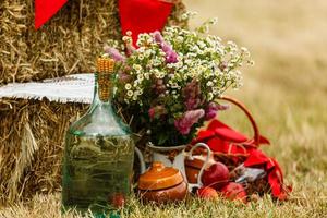 dia de ação de graças natureza morta outonal com garrafa de vinho foto