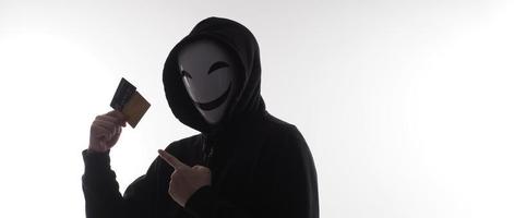 dados pessoais de cartões de crédito roubados por um homem anônimo de camisa preta com capuz. foto