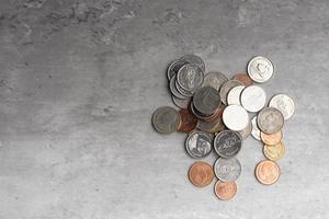 moedas em fundo cinza. conceito de financiamento de investimento. foto