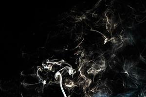 textura de efeito de fumaça. fundo isolado. pano de fundo preto e escuro. fogo esfumaçado e efeito místico. foto