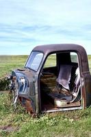 cabine de caminhão velho em um campo foto