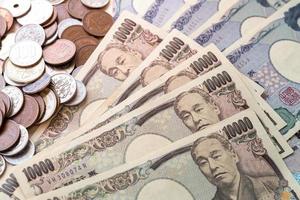 notas de ienes japoneses e moedas de ienes japoneses para o fundo do conceito de dinheiro. salvar o conceito. foto