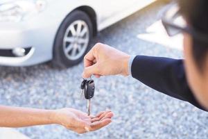 empresários enviam chaves de carro para novos proprietários. foto