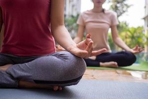 ioga e meditação pelas mãos de mulheres que meditam, cuidados de saúde, conceitos de estilo de vida, estilo de exercício foto