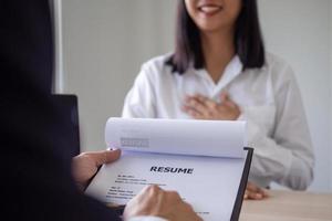 executivos estão entrevistando candidatos a emprego para aceitar novas vagas de emprego para trabalhar em vagas. discuta o histórico de trabalho e a capacidade do candidato. foto