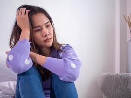 as mulheres asiáticas acordam de manhã com comida, depressão e ansiedade. conceito de insônia foto