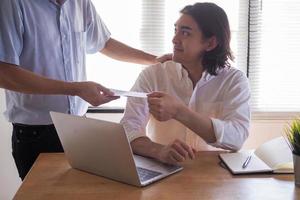 empregado do sexo masculino recebendo um salário, compensação de trabalho foto