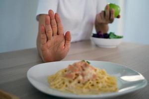 as mulheres empurram pratos que são considerados uma mistura de gordura trans. perder peso não comer farinha foto