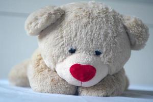 dor do conceito de depressão das crianças. o ursinho de pelúcia dorme tristemente na cama. parece que as pessoas que estão tristes, decepcionadas. foto