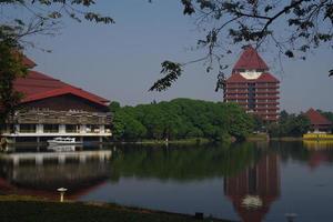 bela vista da universidade indonésia em depok, indonésia foto