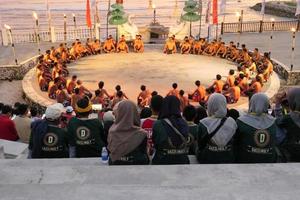 performance de dança kecak na praia de melasti, bali, indonésia foto