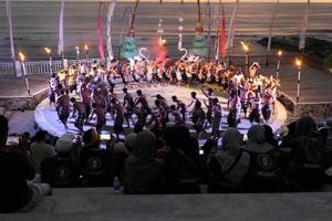 performance de dança kecak na praia de melasti, bali, indonésia foto