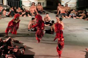 performance de dança kecak na praia de melasti, bali, indonésia foto
