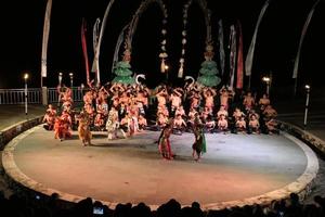 performance de dança kecak na praia de melasti, bali, indonésia foto