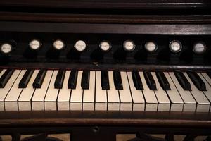 detalhe vintage de teclado de órgão antigo foto