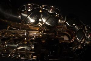 detalhe de saxofone close-up isolado em preto foto