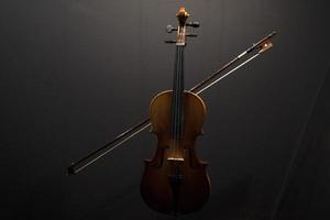 violino e arco isolado em preto foto